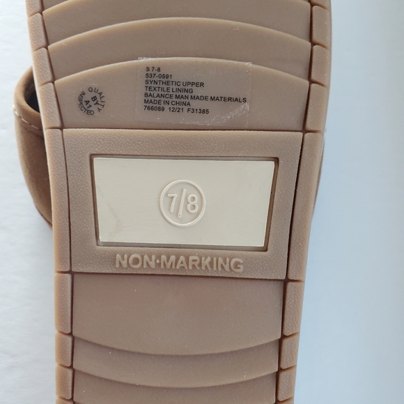 St. John's Bay brand Flip Flops Men NWOT size:Small/7-8 Tan & Brown *READ* - Picture 11 of 13